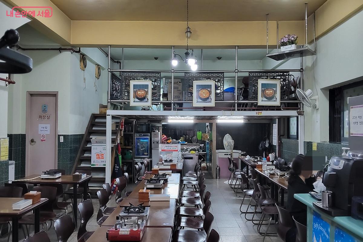 오랜 세월의 느낌을 고스란히 담고 있는 코스모스분식 ©권수진