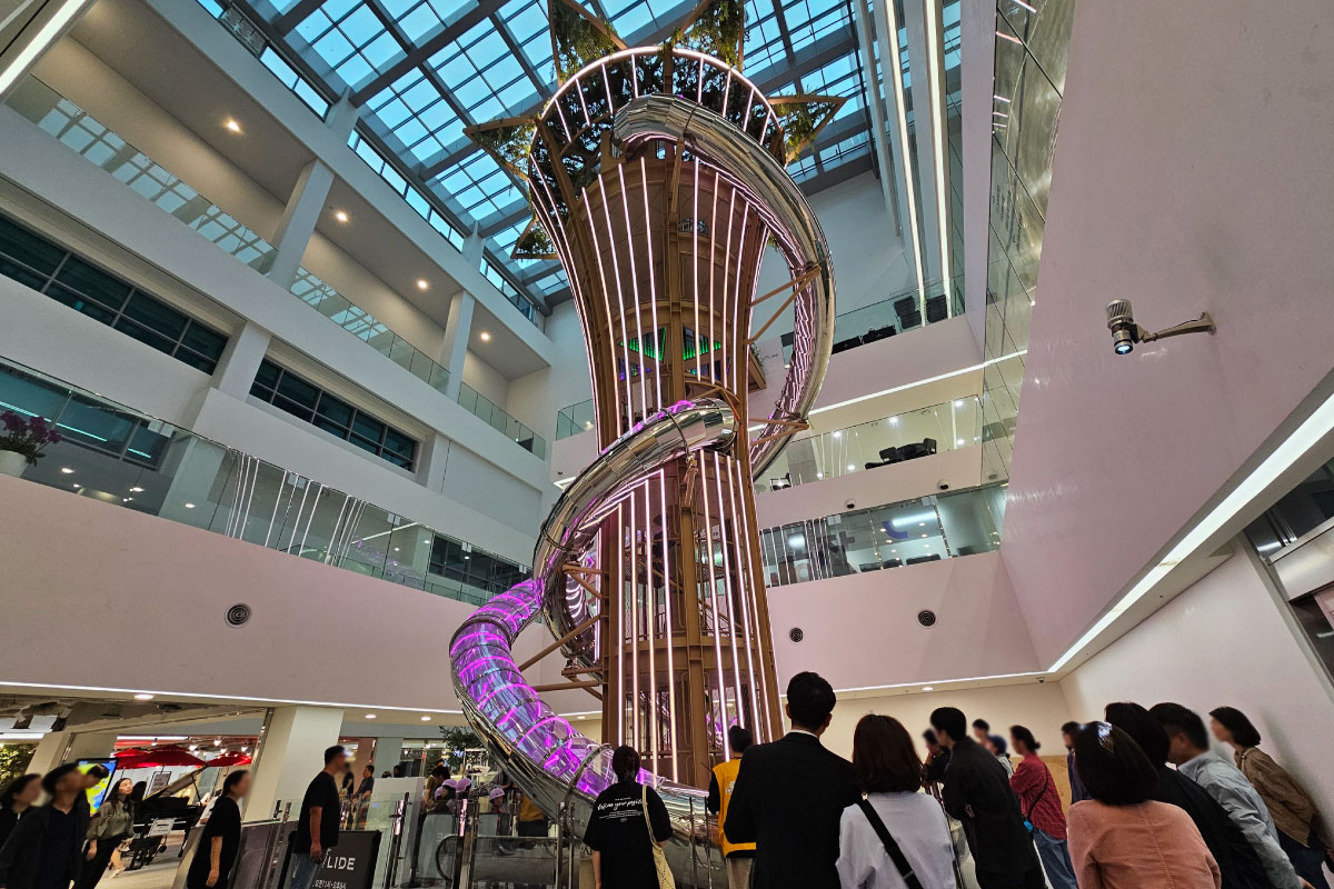 동작구청 신청사에 명물 등장! '초대형 미끄럼틀' 타고 뱅그르르~ 