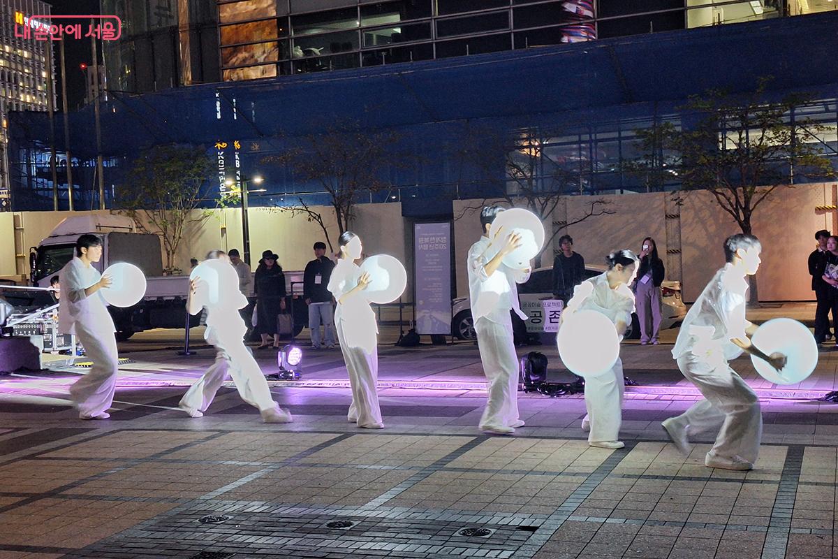현대무용 팀이 청계천이 지나온 시간과 앞으로 나아갈 미래를 밝은 빛의 공으로 표현하는 퍼포먼스를 펼쳐보였다. ©이혜숙