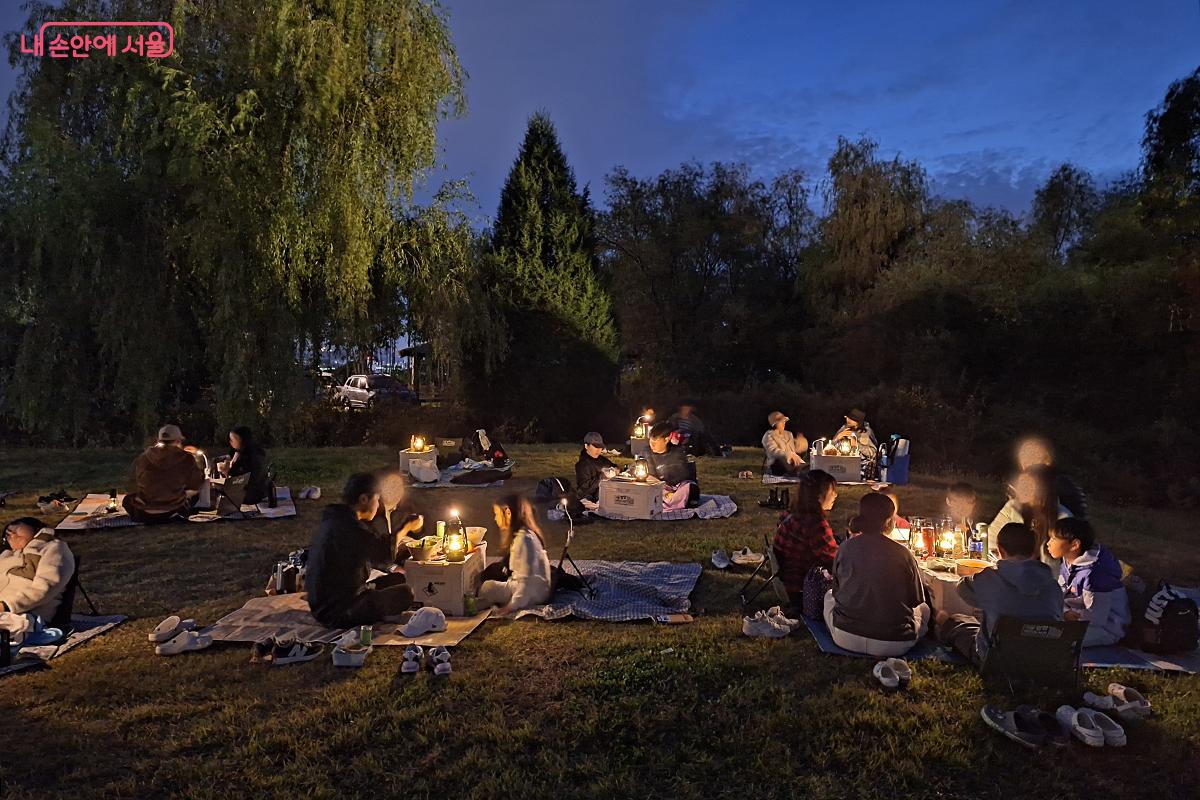 ‘노을 야외 도서관’에서 조용히 독서를 즐기는 시민들을 볼 수 있다. ©백승훈