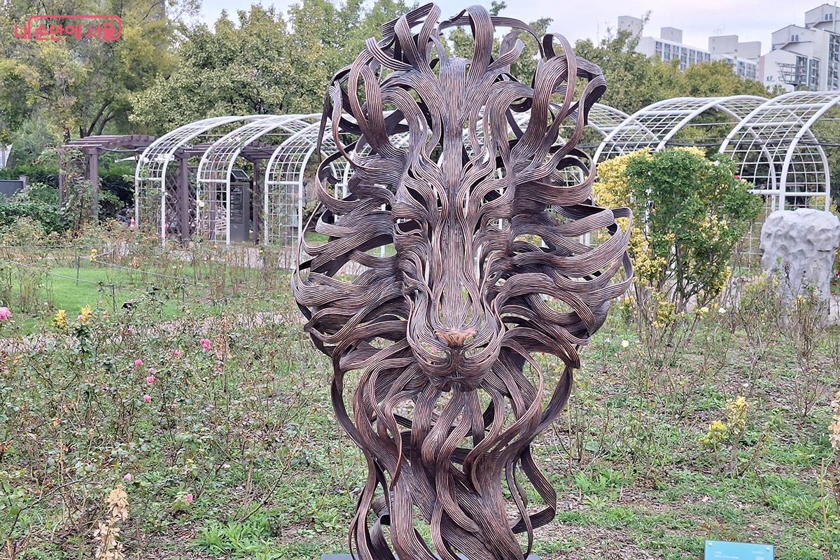 강성훈 '바람의 사자 H'는 위풍당당하게 바람에 맞서는 사자의 모습을 통해 강인한 생명력과 에너지를 구현해 낸다.