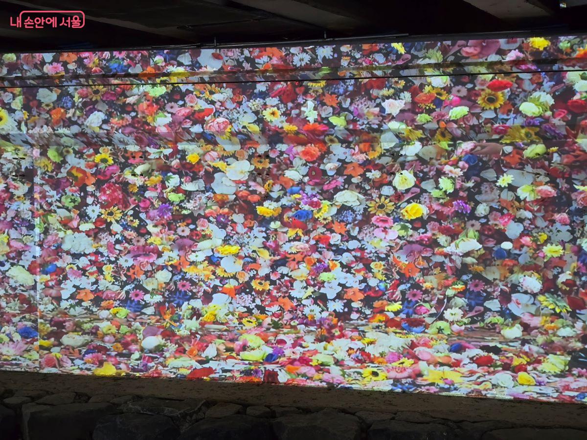 이용백 작가의 미디어 아트 작품 <엔젤-솔저> ©김한기