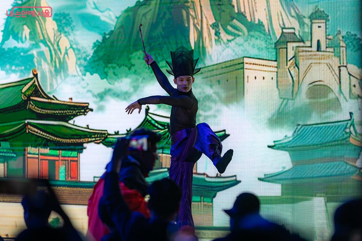 한국화풍 배경 속에서 펼쳐진 현대무용. 동양화의 선과 인간의 움직임이 조화를 이뤘다.ⓒ장신자