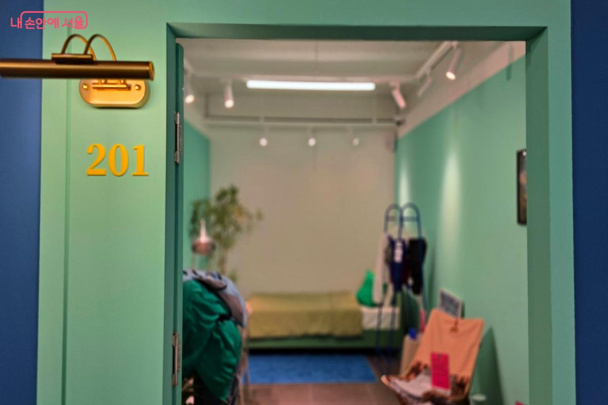 도슨트 투어를 신청해 둘러본 첫 번째 공간, '201호 도심탐험가의 방' ⓒ김윤경