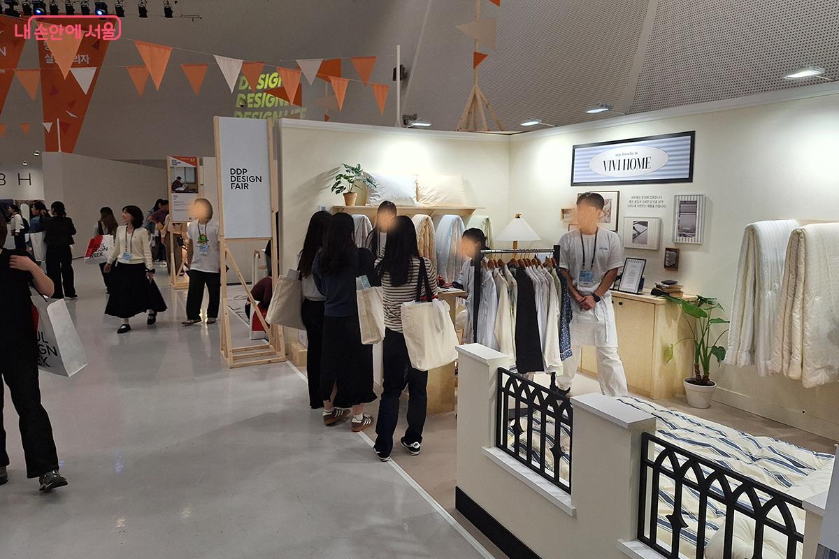 '비비홈(VIVIHOME)'은 일상 공간을 감성으로 채우는 패브릭으로 인기를 끌었다. ©이혜숙