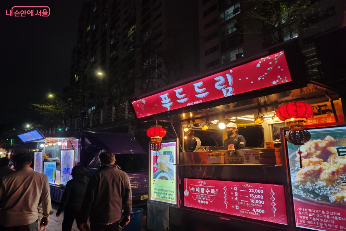 입구부터 풍겨오는 맛있는 냄새에 걸음을 멈추고 둘러보니, &lsquo;달빛쉼터 푸드트럭&rsquo;이었다. &copy;염지연