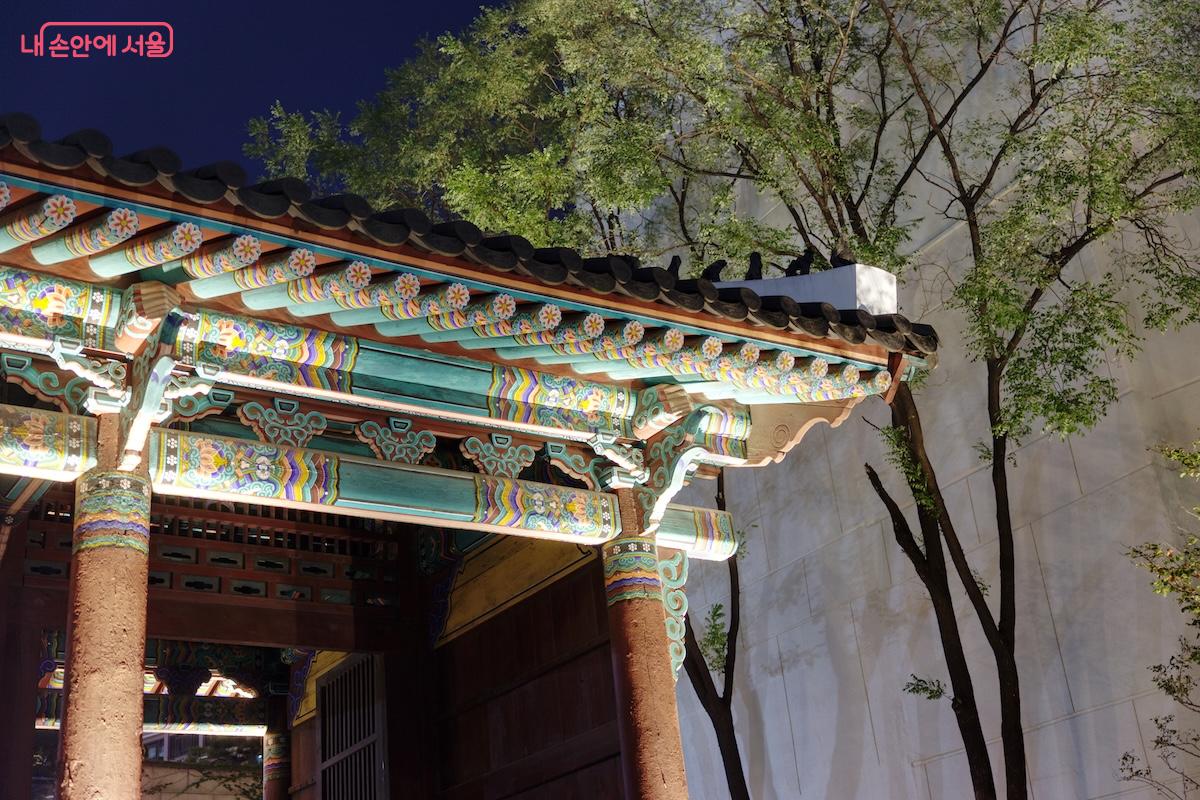 이전, 복원된 환구단의 정문이 밝게 라이트업되어 있다. ©임중빈