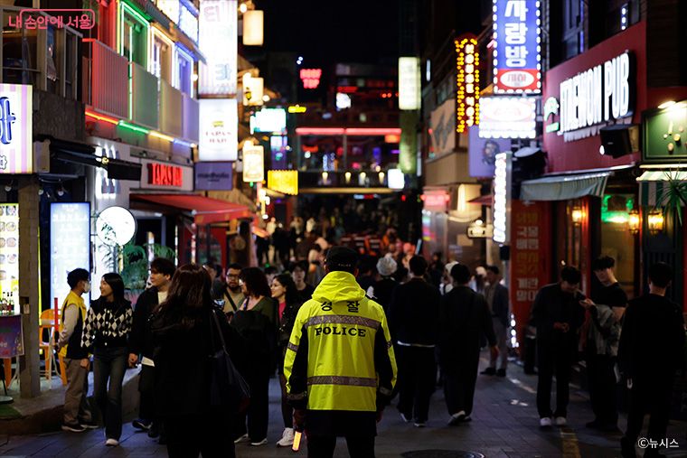 2024년 10월 31일 이태원 거리에서 경찰이 핼로윈데이 인파 안전관리를 하고 있다.