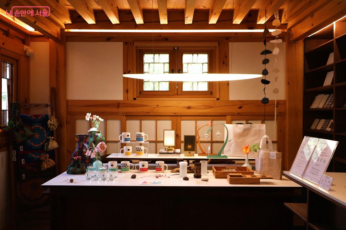 한옥의 전통 구조를 살리면서 현대적 리모델링을 거쳐 ‘K-하우스, K-리빙’이라는 라이프스타일을 보여주는 공간이다. ©이봉덕