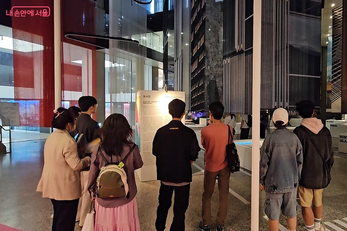 서울도시건축전시관에서 열리는 도시건축전시회를 관람하는 사람들 ⓒ오도연