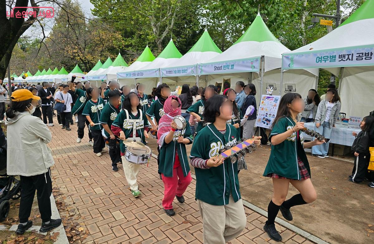 악기를 연주하며 행진하는 청소년들의 모습을 볼 수 있다. ©조성희