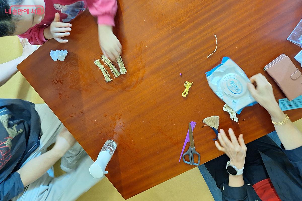 '풀짚공예'는 우리 민족이 오래전부터 사용해온 자연 소재 풀과 짚을 이용해 전통 문양의 열쇠고리를 만든다. ©백승훈