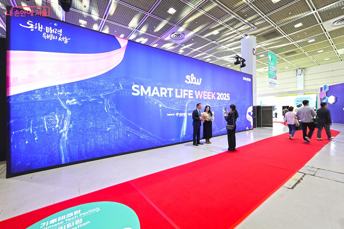 입구 전면에 설치된 대형 LED 패널이 시선을 사로잡는다. ©김주연