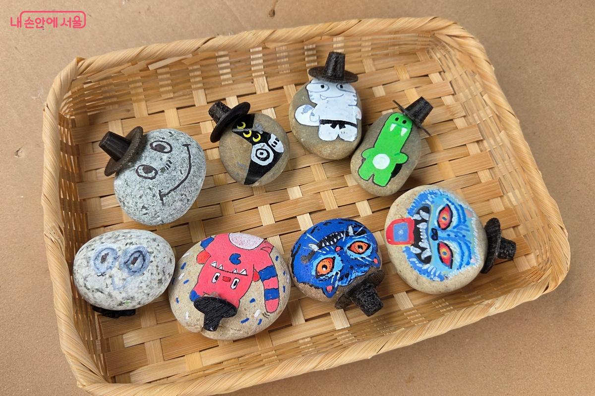 부채 꾸미기와 여행하는 돌 그리기를 체험했다. ©김미선