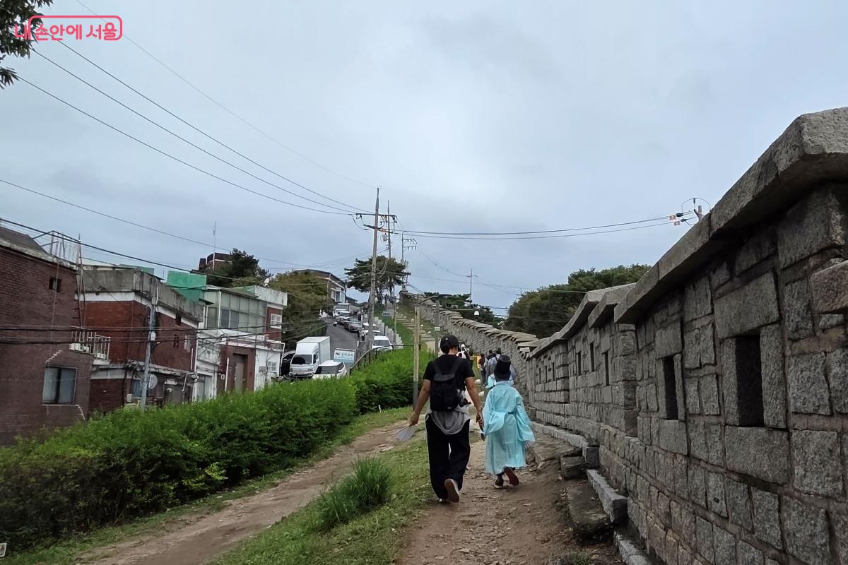 낙산풍류 프로그램으로 성곽 안을 걸으며 충신마을을 지나간다. ©김미선