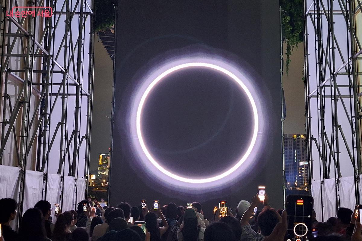 청담대교 하부 공간의 레이저 터널 속에서 관객들은 마치 시간과 공간을 초월하는 체험을 한다.