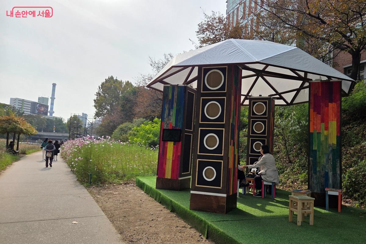 산책길 중간 중간 쉴 수 있는 공간이 마련돼 있어 편했다. ©김미선