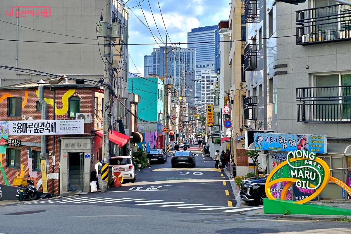 용마루 숲길 축제장은 용마루길과 닿아 있고 이 길은 곧장 용문시장으로 이어진다. &copy;장승철