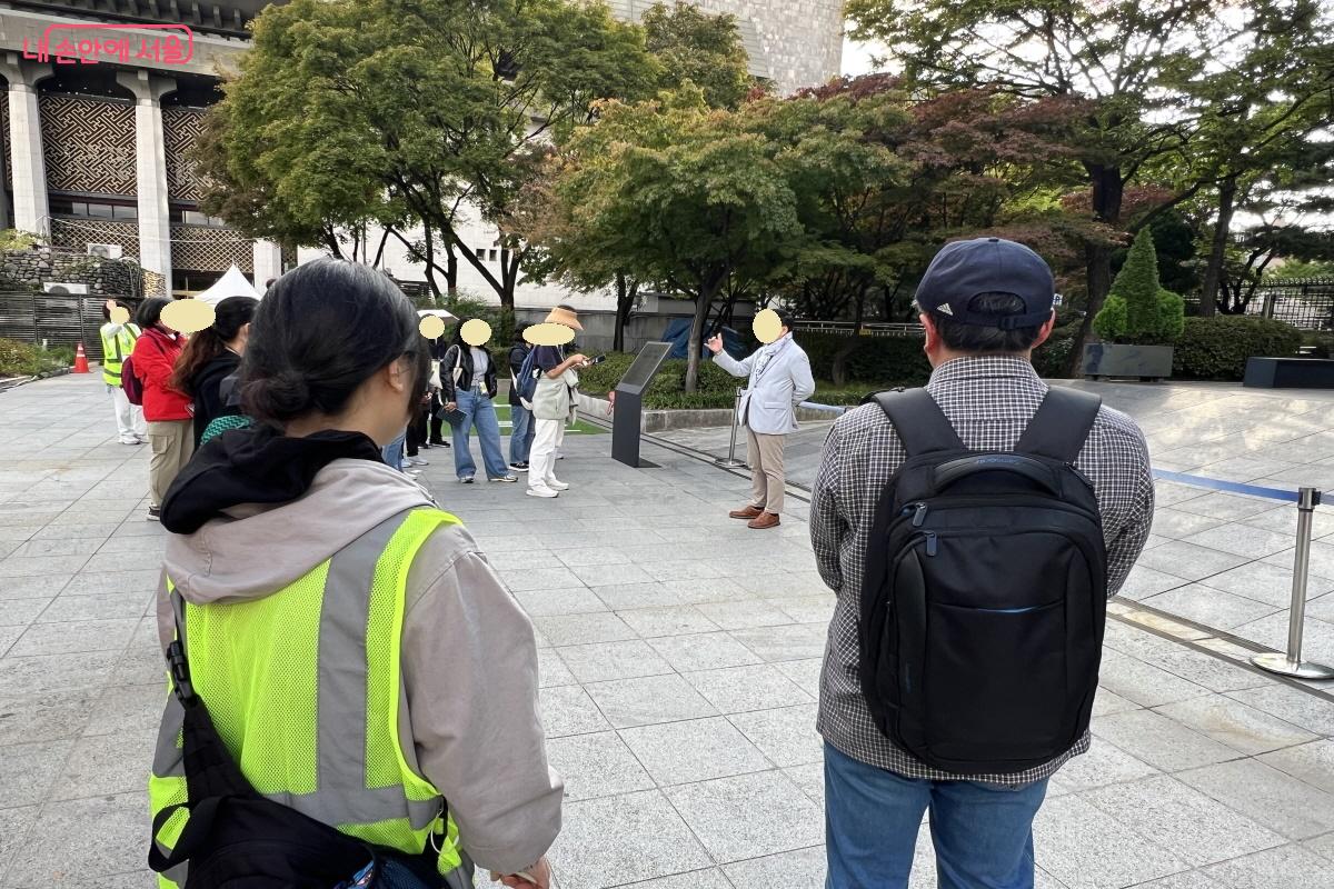 가까이 서지 않아도 개별 송수신기를 통해 설명을 깨끗하게 들렸다. ©박지영