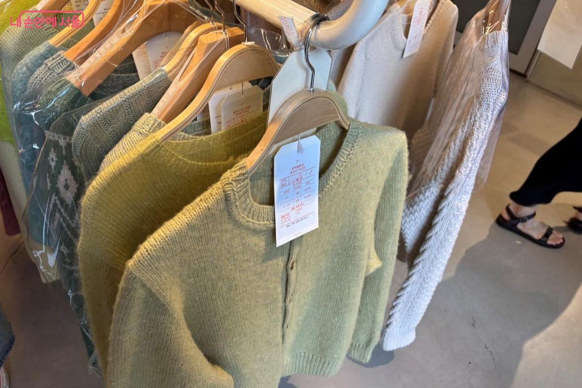 뜨개질로 제작한 의류 샘플 ©김아름