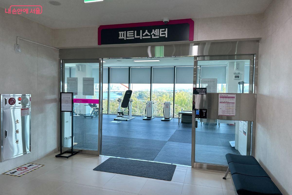 피트니스센터 입구 전경 ©김재형