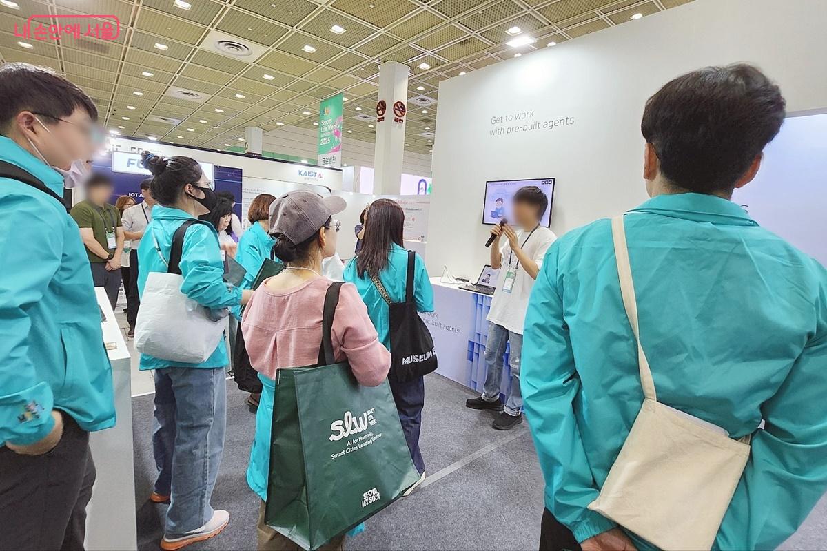 IBM 부스에서 설명을 경청하는 사람들 ⓒ박은영