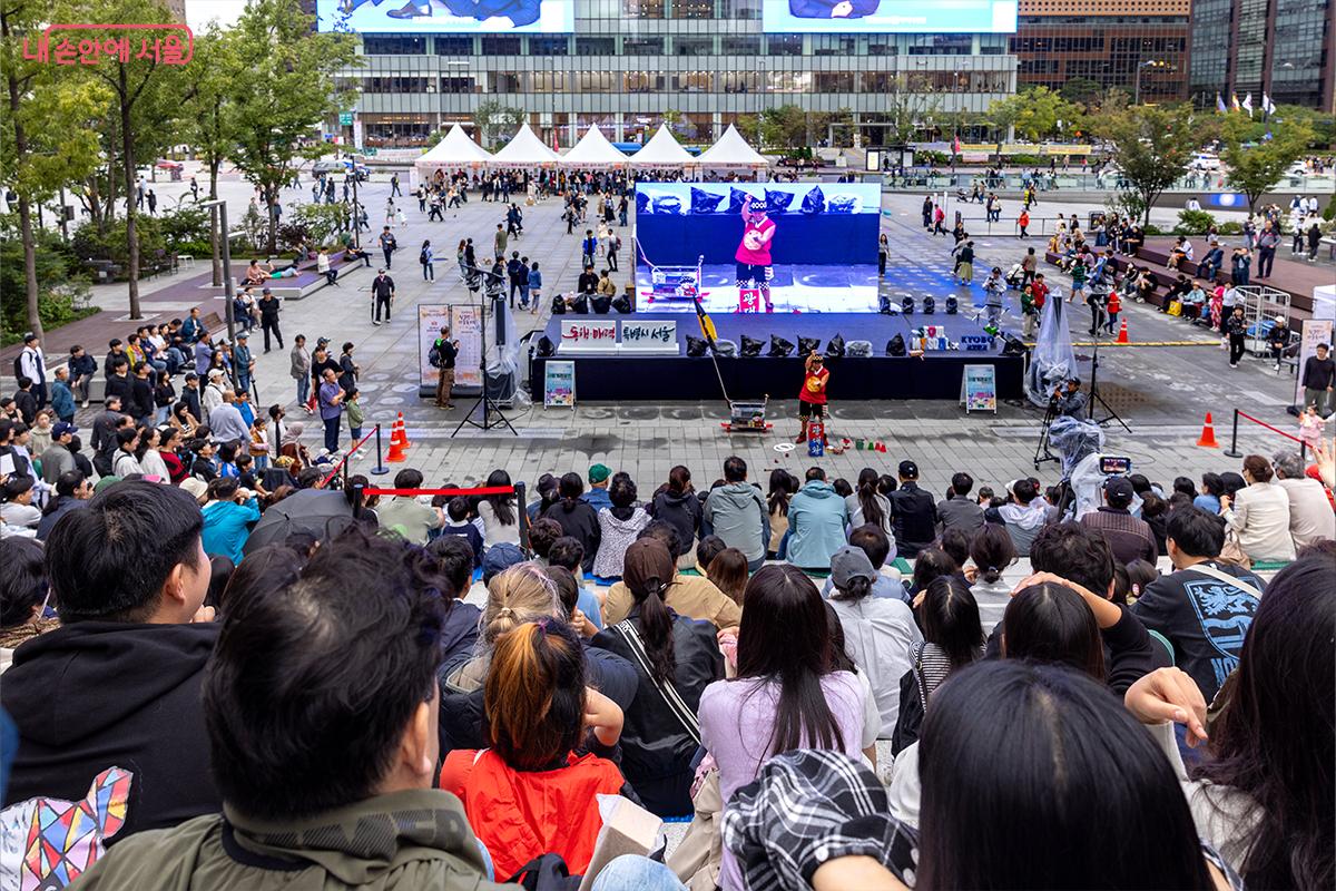 열린 거리공연을 관람하는 시민들. 어린이부터 어르신까지, 세대가 함께 어우러진 시간 ⓒ장신자