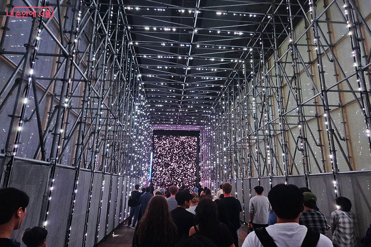 지하철의 진동, 빛, 소리로 이루어진 유환의 작품 <빛의 터널> ©이정민