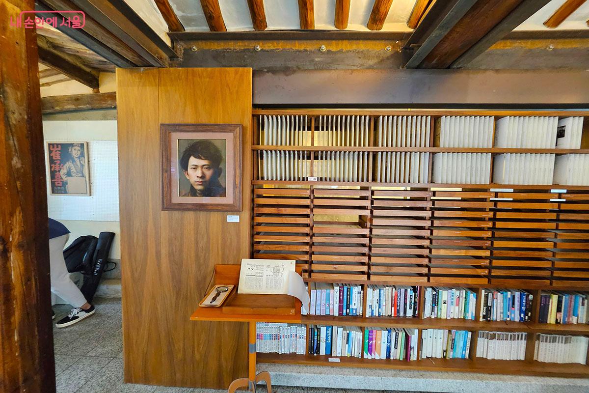 이상 시인의 소설, 그림 등 작품을 볼 수 있는 1층 ©이정민