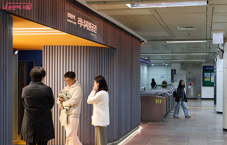 광화문역(5호선), 회현역(4호선), 월드컵경기장역(6호선)에 러너지원공간이 조성됐다.