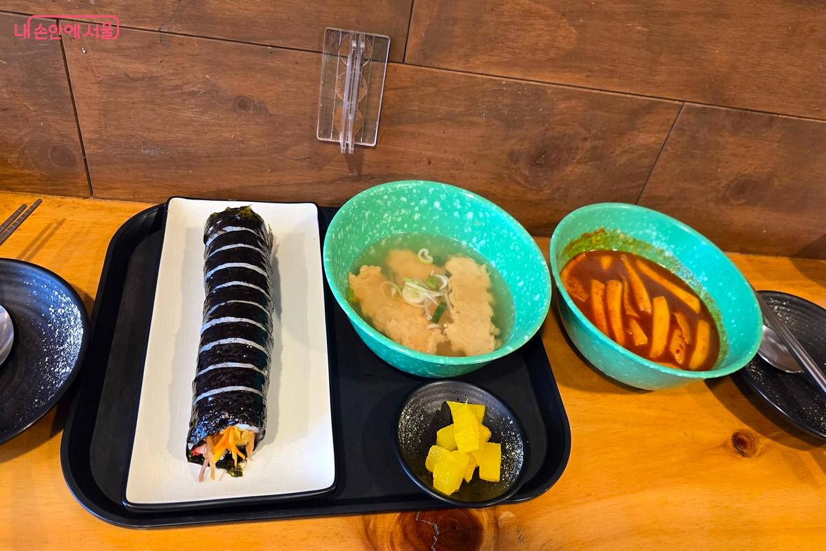 두 사람이 1만 원도 채 되지 않는 금액으로 점심식사를 마쳤다. ©김윤경