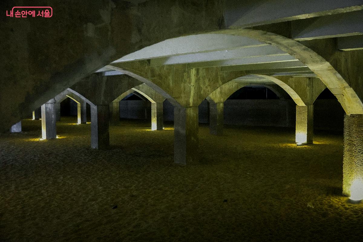 한강 물을 모래층과 자갈층에 통과시켜 불순물을 걸러내 정수 기능을 수행한 완속여과지 ©김아름