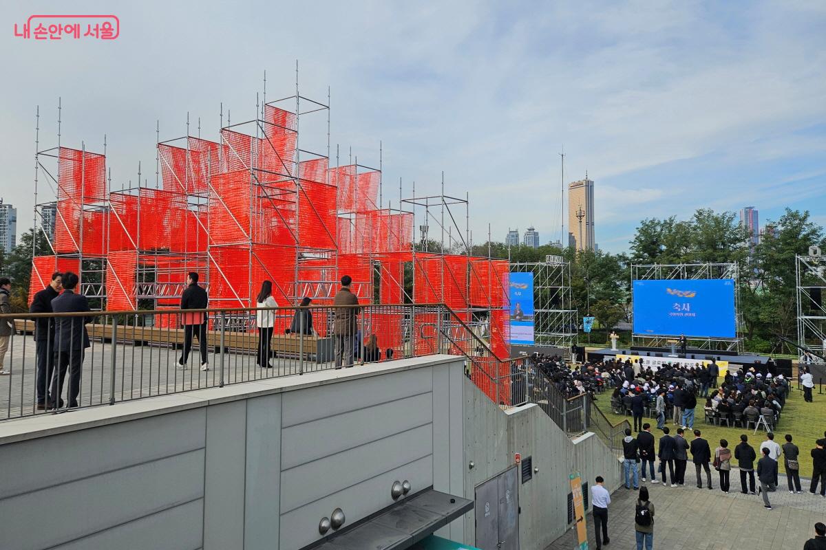 맑은 가을날, 많은 시민들이 '노들 글로벌 예술섬' 착공식을 찾았다. ⓒ이선미