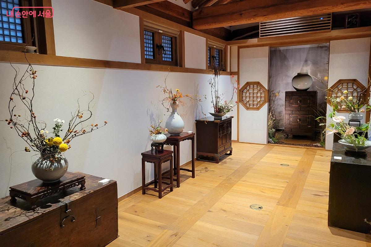 호경재는 평소 꽃 교육 공간으로 사용되며 특별히 한옥위크 기간 동안 전시를 진행했다. ©박미선 