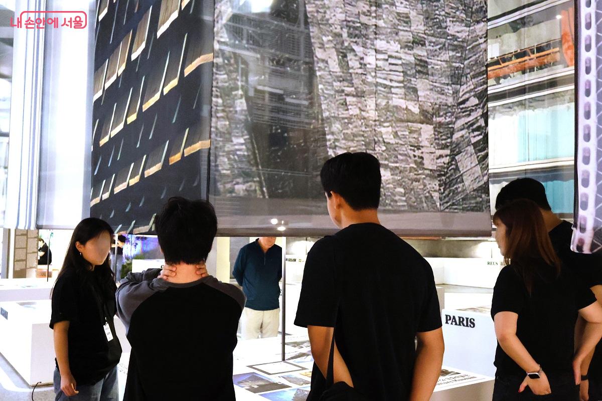 도슨트 프로그램에서는 단순한 작품 해설을 넘어, 참여자 각자의 시선과 경험을 더해 전시를 새롭게 해석하는 과정에 경험할 수 있었다. ©이봉덕 