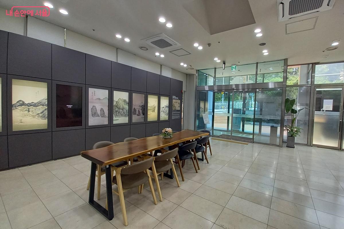 3층에서는 '현재를 담는 필치: 김하준 개인전'을 관람할 수 있다. ©박유진