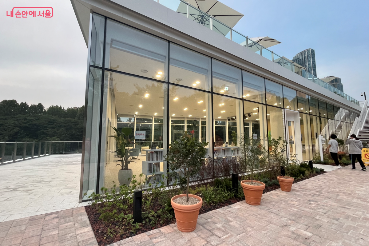 ‘걷는 하천’에서 ‘머무는 하천’으로 자리매김할 양재천 수변문화쉼터 ©김연희