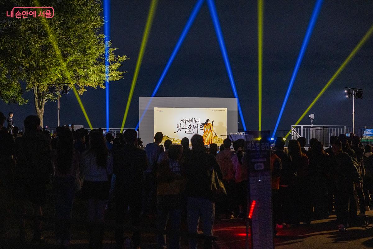 빛으로 물든 개막식 무대ⓒ장신자