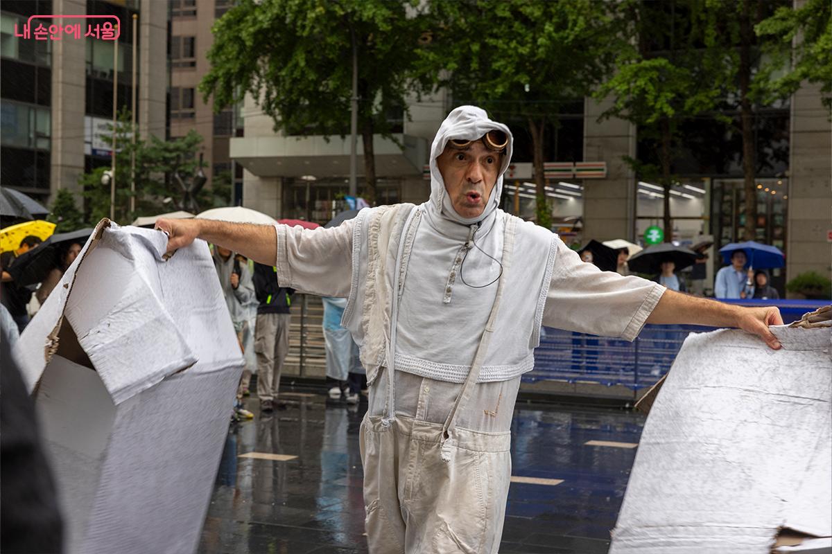 청계천 무교교 인근에서 열린 거리 퍼포먼스. 빗방울 속에서도 배우의 열정이 거리를 가득 채웠다. ⓒ장신자