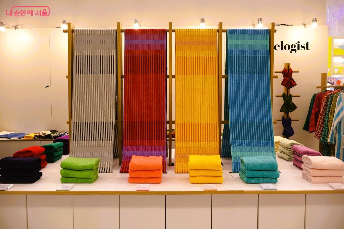 '인생이 맥시멀리스트' 존, 개성과 컬러풀한 존재감을 자랑하는 이들을 위한 공간. towelogist ©이봉덕