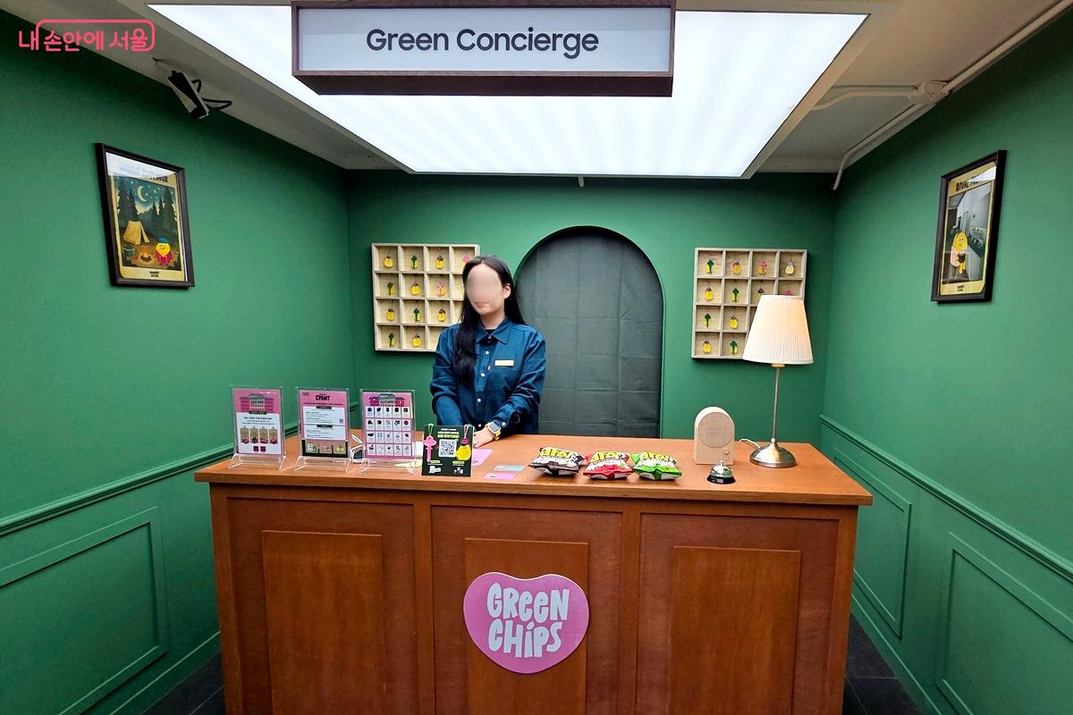 1층 안내데스크에서 미션리스트를 받을 수 있다. ⓒ김윤경