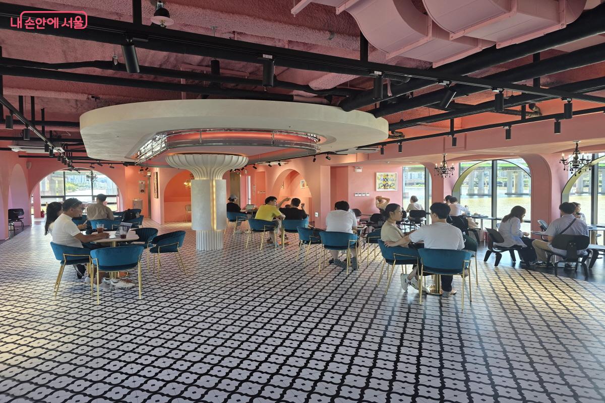 아기자기한 인테리어가 사랑스러운 시나본 매장 ⓒ조송연