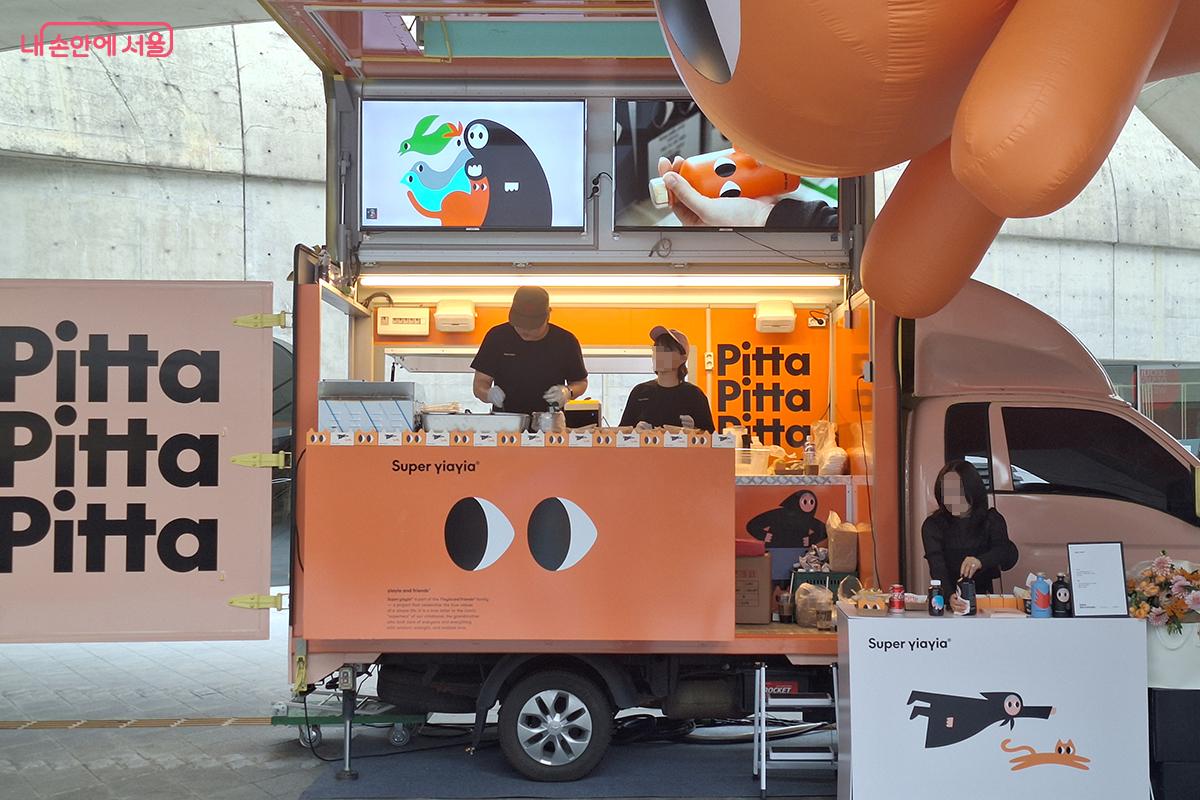'이야이야앤프렌즈'에서 운영하는 올리브유 푸드트럭이 시민들의 큰 인기를 끌었다. ©백승훈