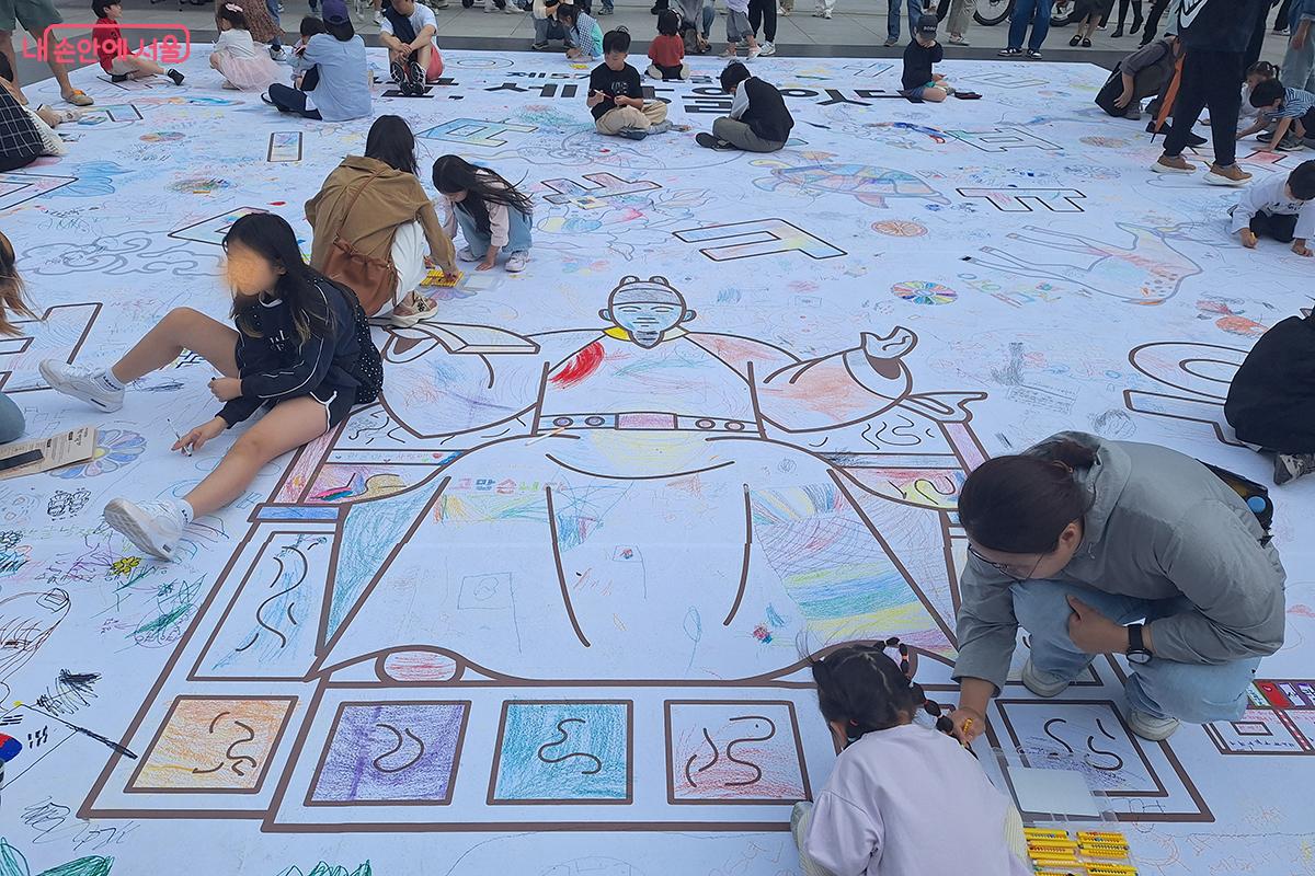 그림과 한글이 어우러져 한글날을 기념하는 '한글 마당, 낙서 놀이' 부스 ©백승훈