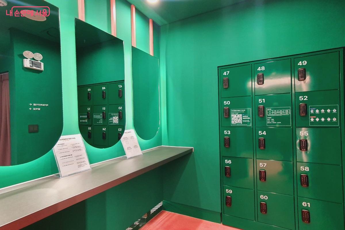 러너지원공간에는 탈의실, 물품보관함, 파우더룸, 러닝용품 자판기 등이 마련되어 있다. ©엄윤주