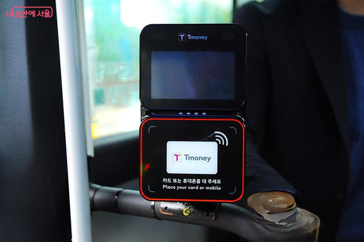 자율주행버스도 승하차 시 반드시 단말기에 교통카드를 태그해야 한다. ©조수봉