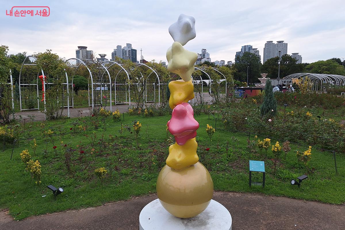 양태근 '다섯별 우주하나'는 매끈한 우레탄 표면에 스테인리스 스틸을 입혀, 별들이 하나씩 쌓여가 우주를 만드는 모습을 형상화 한다.