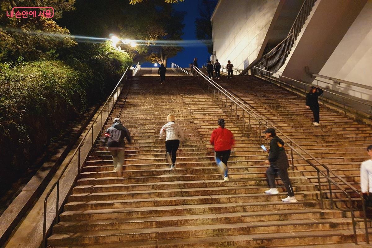 전문가의 지도 아래 러닝 전 몸풀기 체조를 마쳤다. ©엄윤주