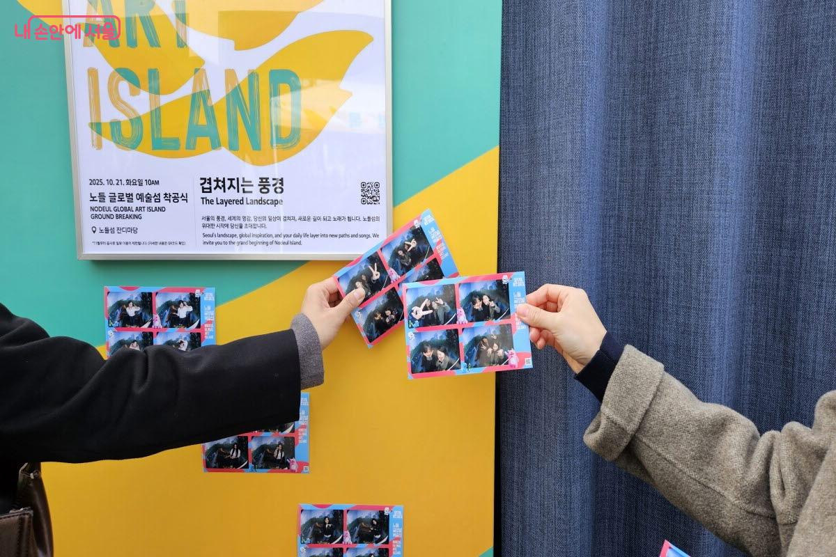 스탬프투어에 참여한 시민이 포토부스에서 찍은 사진을 보여줬다. ⓒ이선미