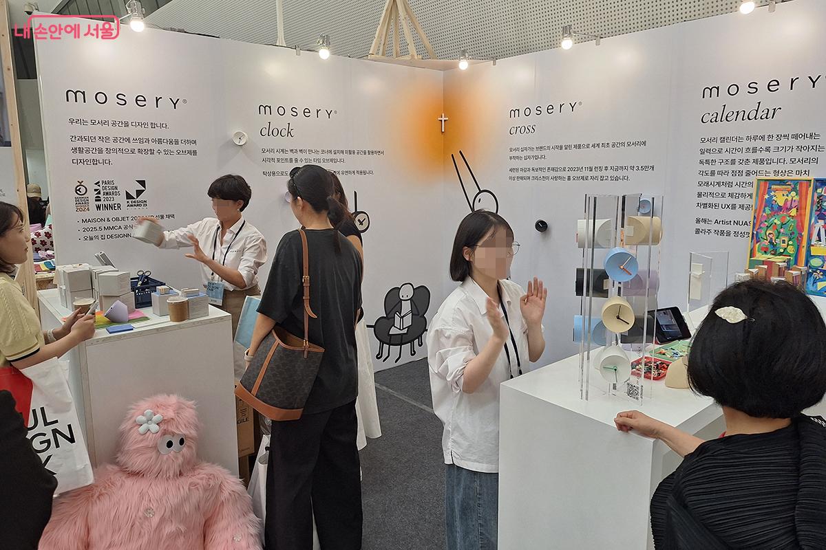 '모서리'는 공간의 구석에 조화로운 아름다움과 감각적 자극, 예상치 못한 즐거움을 더하는 오브제를 창조한다. ©이혜숙